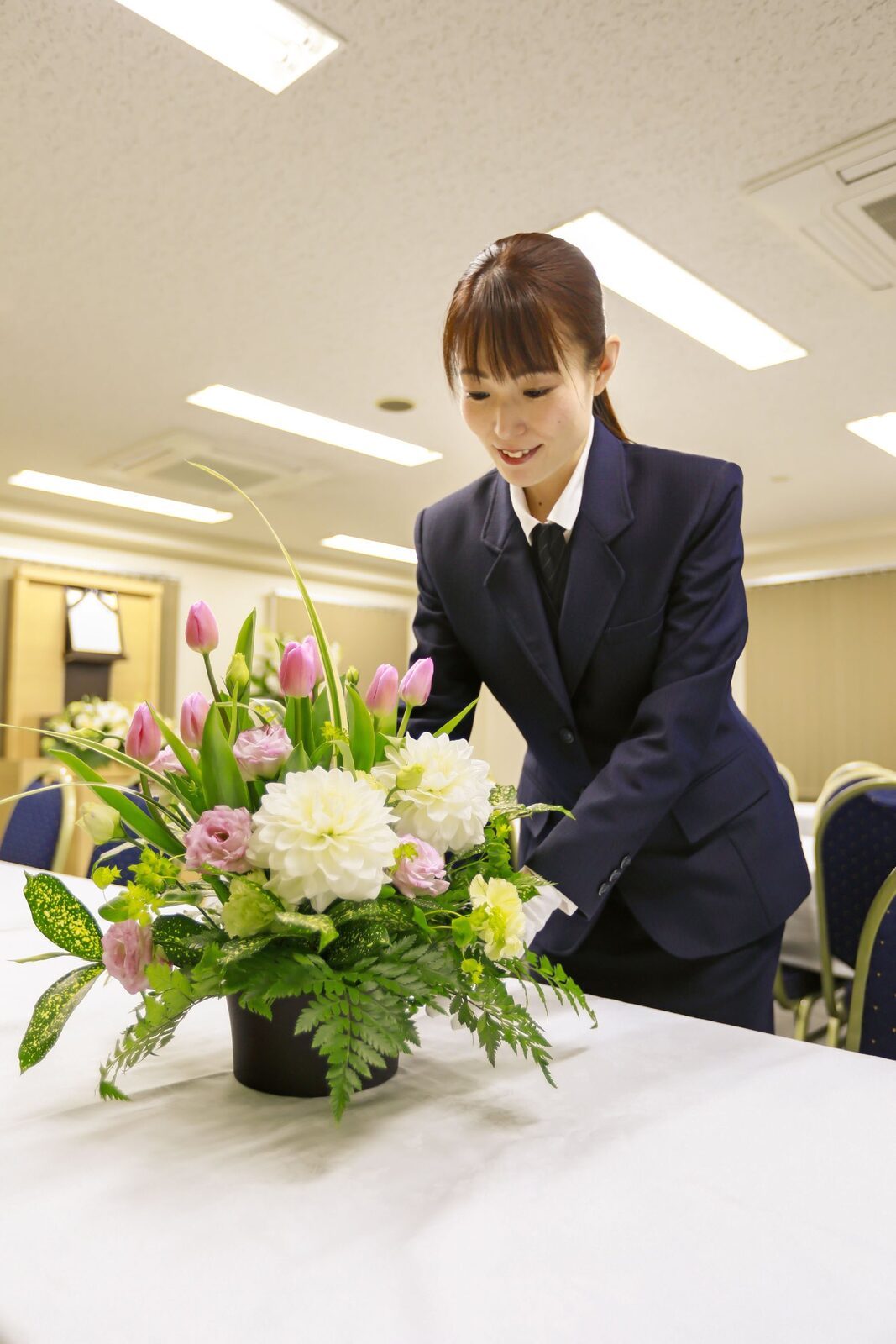 葬儀の生花を整える大原セレモニーハートのスタッフ