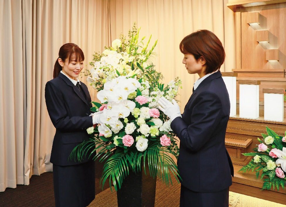 供花を設営するスタッフ